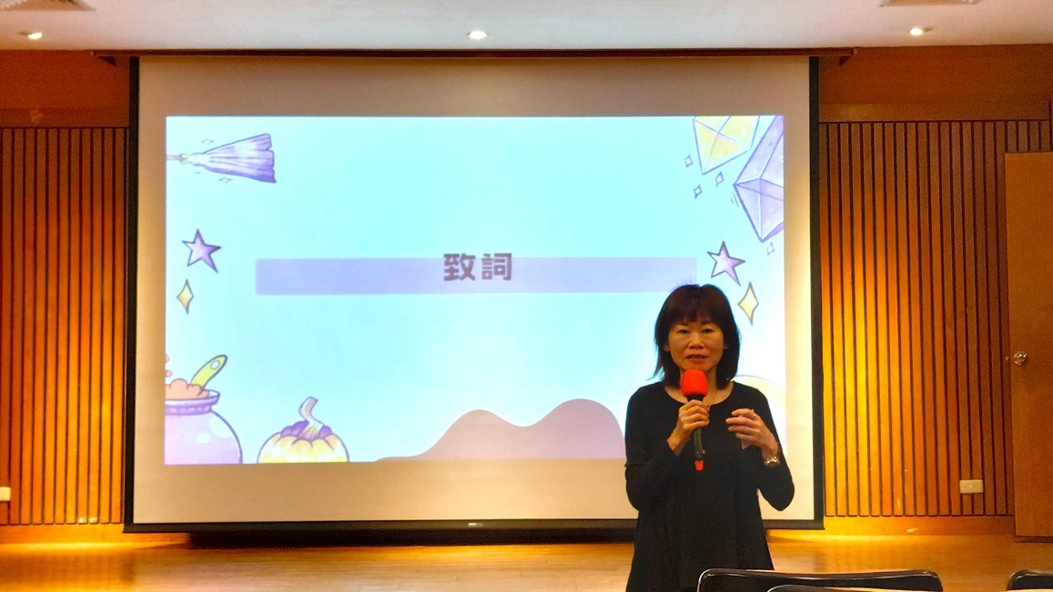 輔諮系社會工作實習總召集教師王翊涵教授致詞