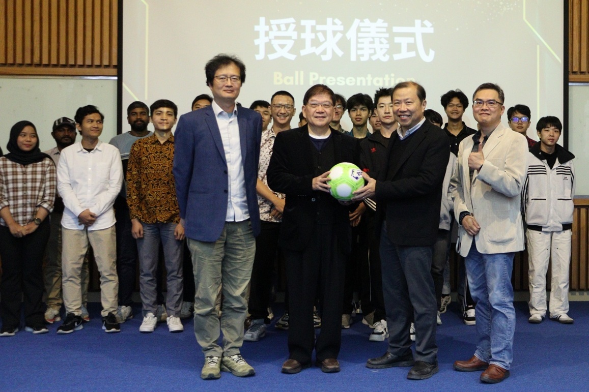 國際處日前舉辦境外生足球聯隊成立儀式，宣告一支由來自不同國家學生組成的足球隊正式誕生。會中進行授球儀式，由陳明飛校長將足球交付李漢文國際長，象徵球隊正式啟動（前排左起：陳良瑞副校長、陳明飛校長、李漢文國際長、林泱蔚教務長；後方為球隊成員）。The International Office (OI-CA) officially launched the International Student Soccer Team, bringing together students from different coun-tries. President Ming-Fei Chen handed the soccer ball to OICA Dean Han-Wen Lee, marking the team’s offi-cial start (front row, from left: Vice President Liang-Jui Chen, President Chen, Dean Lee, Dean of Academic Affairs Yang-Wei Lin; behind them are the team members).