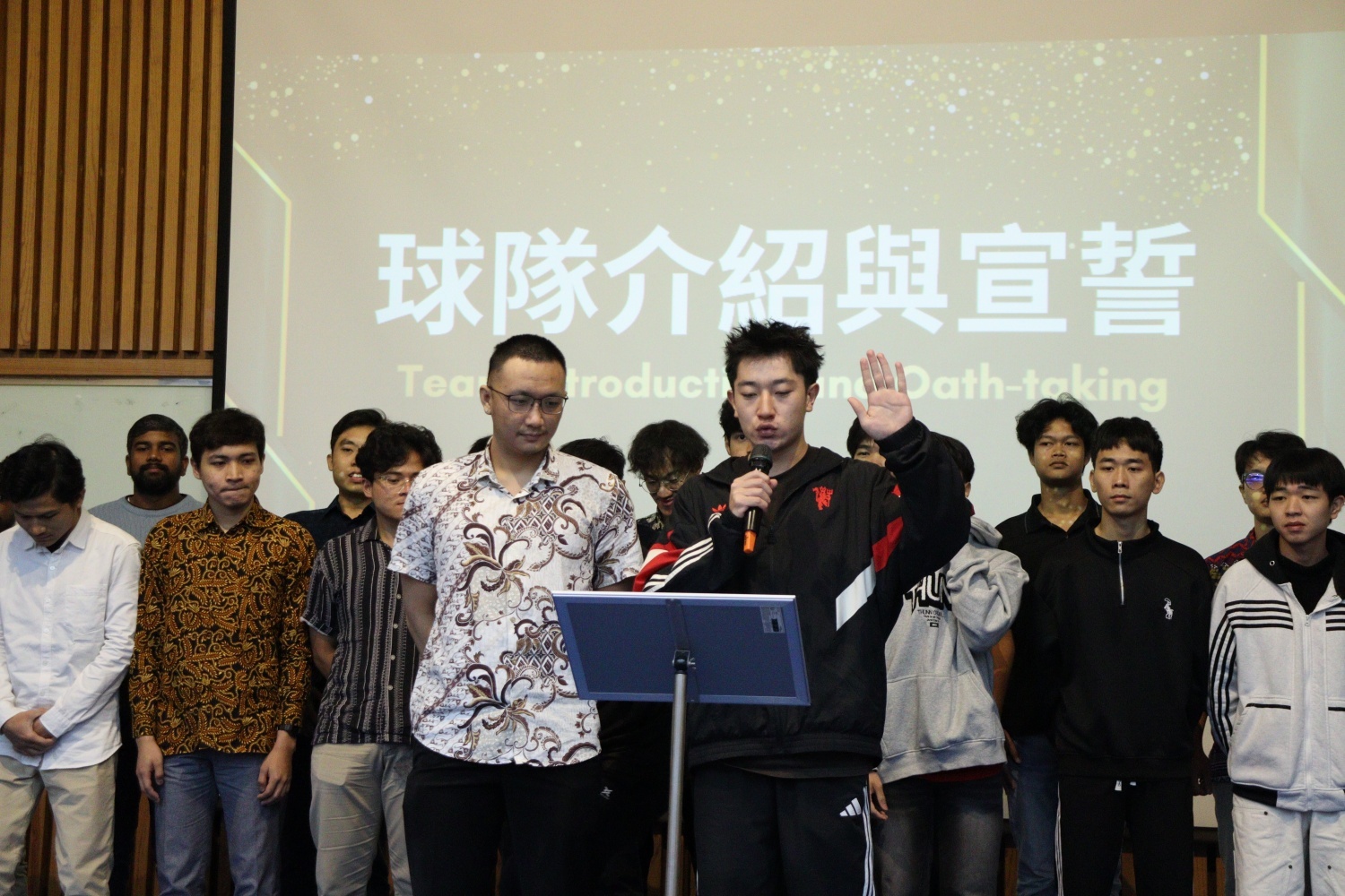 來自甘肅民族師範學院、現於本校運動系交換的田治北同學（前排右）擔任聯隊教練，於成軍儀式中宣誓。Chih-Pei Tian (front row, right), an exchange student from Gansu Normal University for Nationalities currently studying in the Department of Sports, serves as the team coach and takes the pledge during the ceremony.