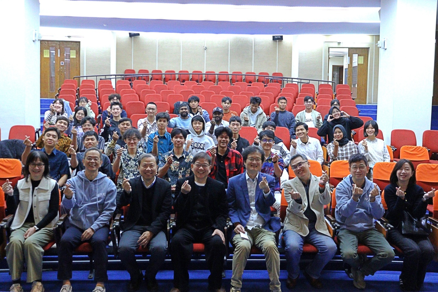 出席師長與球隊全體隊員合影。Attending faculty members and all team players pose for a group photo.