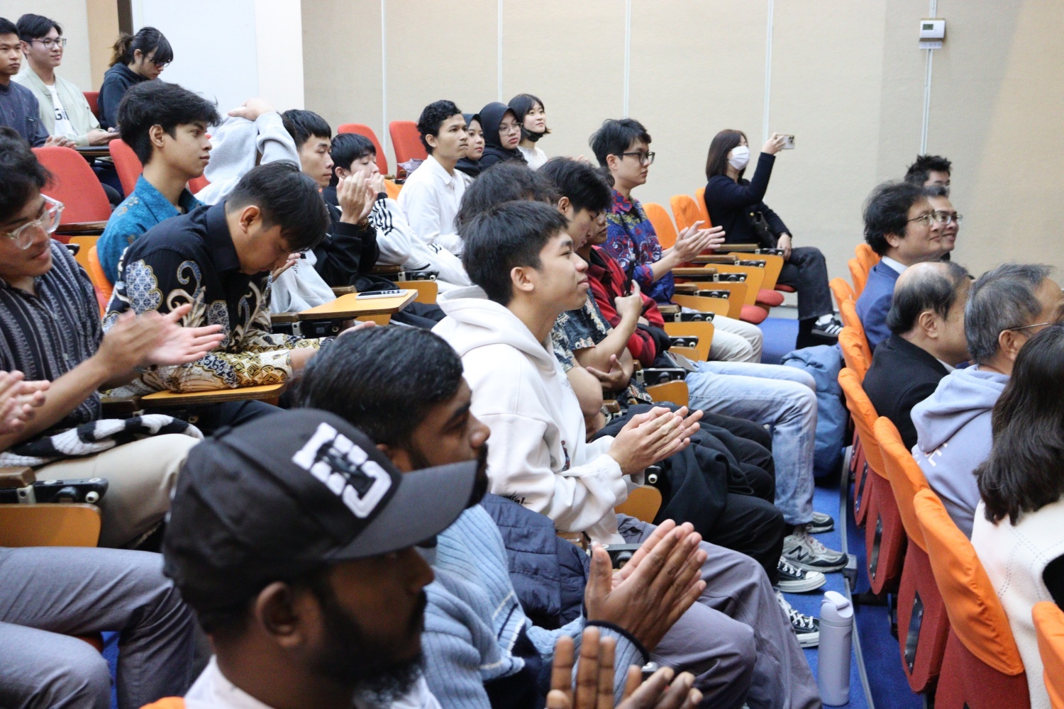 境外生足球聯隊隊員分別來自印尼、越南、印度及中國大陸等，以足球連結世界。Members of the International Student Soccer Team come from Indonesia, Vietnam, India, and Mainland China.