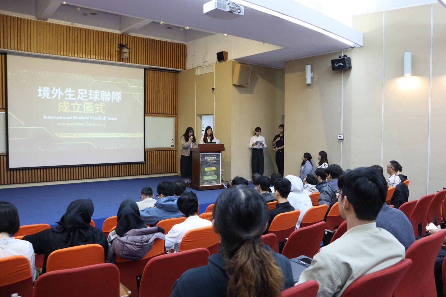 境外生足球聯隊成立儀式一景。A scene from the International Student Soccer Team inauguration ceremony.
