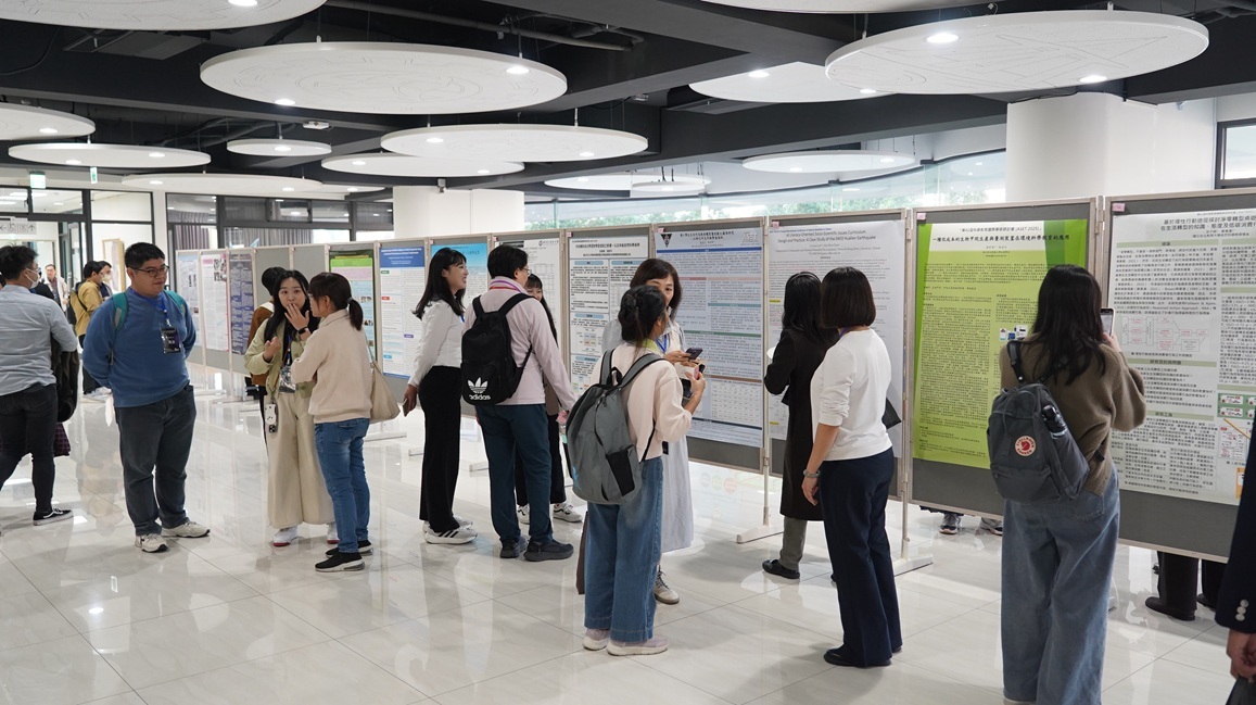 壁報論文作者向與會人員介紹其所發表之研究論文