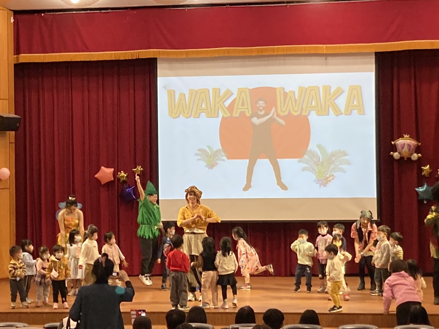 戲劇團隊邀請幼兒園小朋友上台一起跳舞