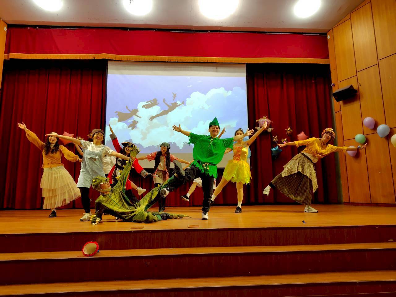 戲劇團隊帶來有趣的舞蹈表演