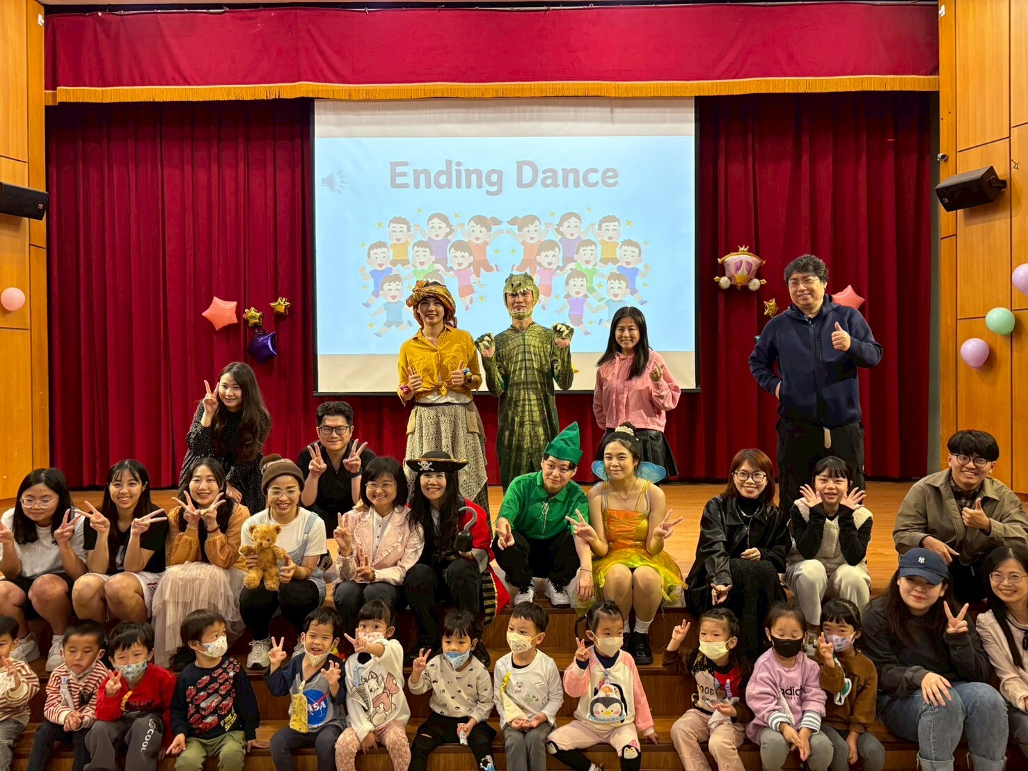 戲劇團隊與師長、學長姐及小朋友們大合照