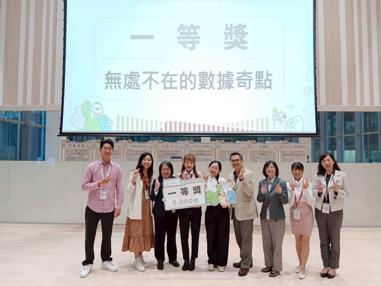 評審委員匡顯吉教授（左一）、隊伍指導老師李舒媺講師(左二)、指導老師李靜儀研究員(左三)、得獎學生林郁婷(左四)、得獎學生鄭佳欣(左五)、計畫主持人林泱蔚教務長（右四）、指導老師龔心怡教授（右三）、評審委員賴慧敏教授（右一）合影。