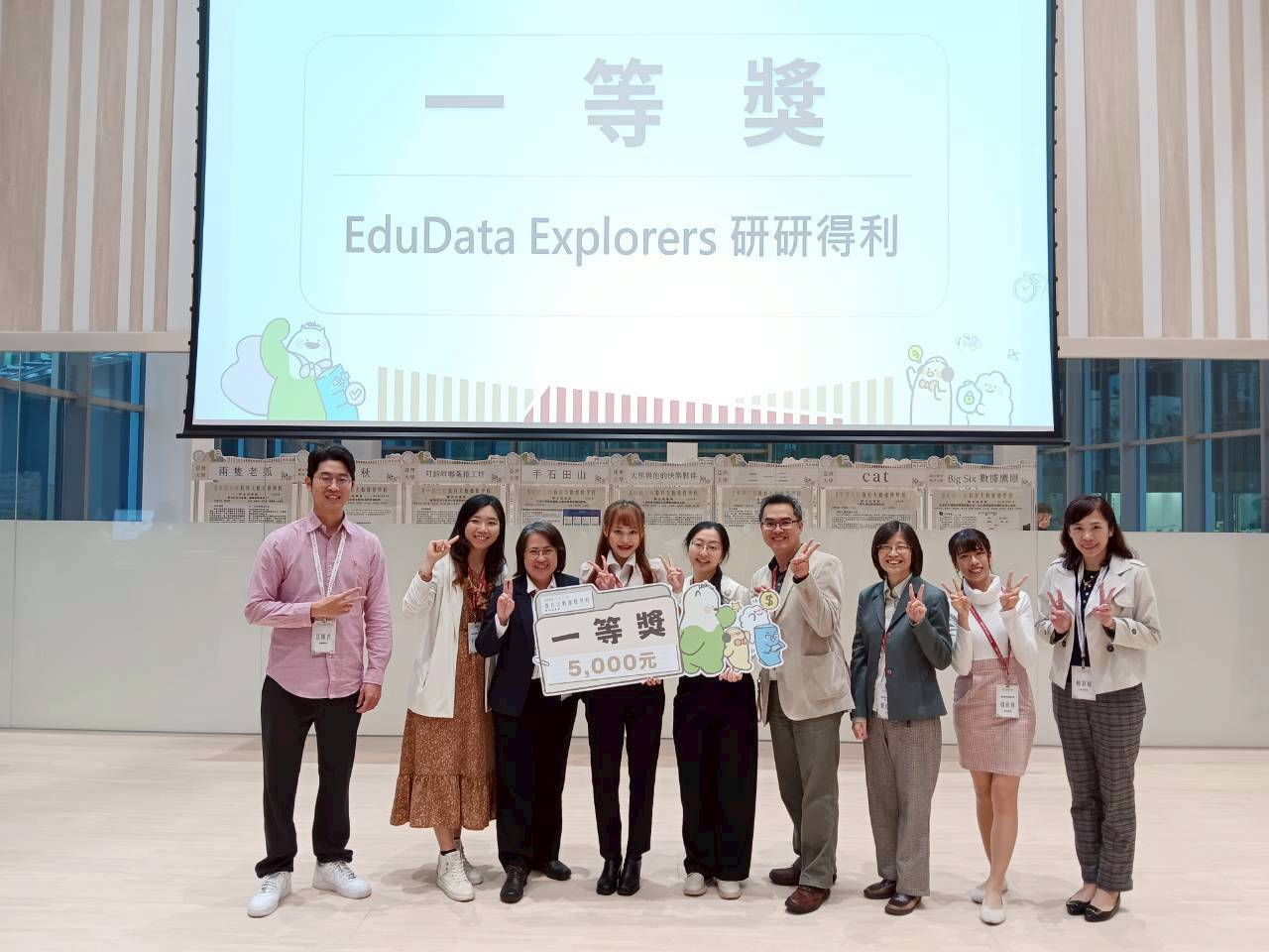 評審委員匡顯吉教授（左一）、隊伍指導老師李舒媺講師(左二)、指導老師李靜儀研究員(左三)、得獎學生林郁婷(左四)、得獎學生鄭佳欣(左五)、計畫主持人林泱蔚教務長（右四）、指導老師龔心怡教授（右三）、評審委員賴慧敏教授（右一）合影。