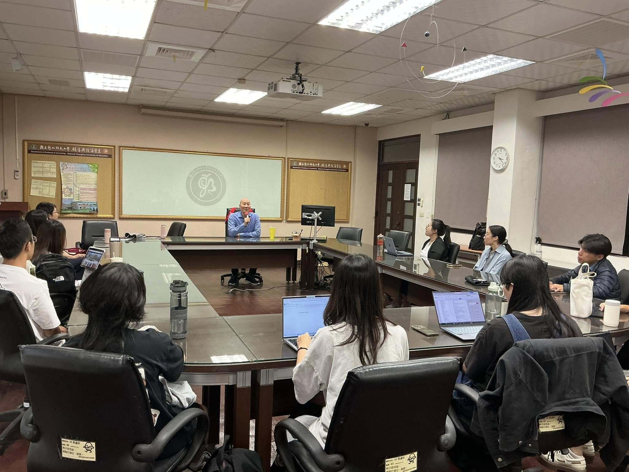 除了演講之外，Dr. Chung會後也撥出時間與輔諮系學生討論出國的準備，以及在國外求學所需主動的學習態度，學生收穫豐富。