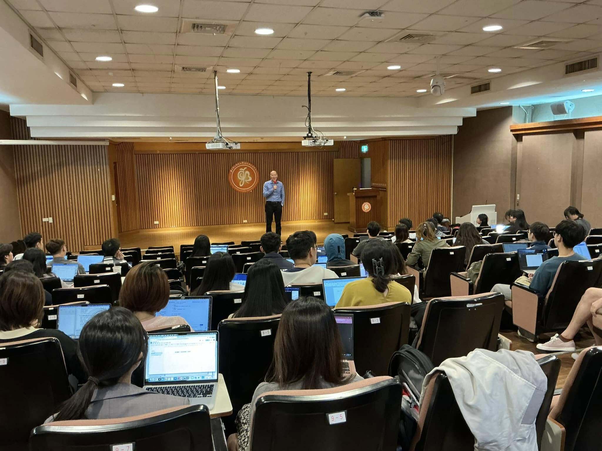 本次專題演講借助Dr. Chung的專業視野提供給輔諮及婚碩的研究生對於未來的專業工作有更好的準備。