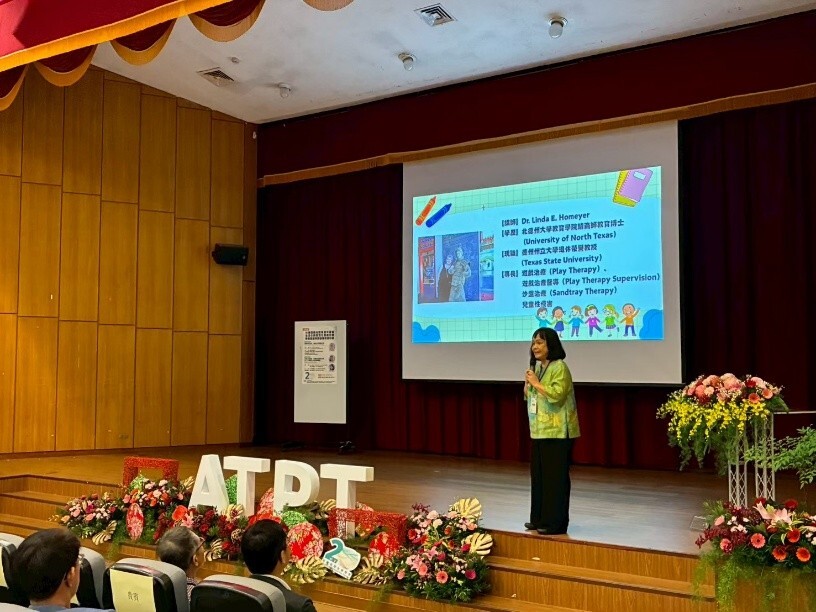 國立暨南國際大學諮商心理與人力資源發展學系林妙容副教授為大會專題演講進行開場