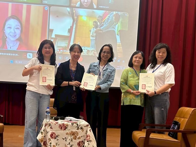 台灣遊戲治療學會何美雪理事長與蔡毅樺常務理事頒發感謝狀