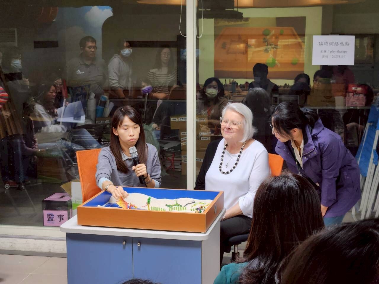 Dr. Linda E Homeyer與學員進行年會後專題工作坊沙盤演練