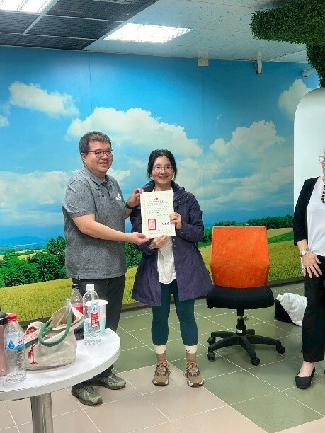 台灣遊戲治療學會鍾巧鳳常務理事與劉人豪理事為講師與翻譯頒發感謝狀與紀念品