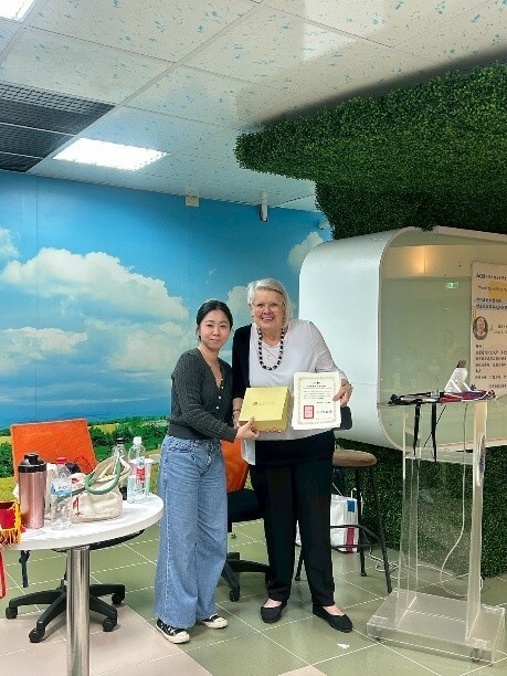 台灣遊戲治療學會鍾巧鳳常務理事與劉人豪理事為講師與翻譯頒發感謝狀與紀念品