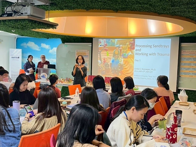 台灣遊戲治療學會何美雪理事長為年會前專題工作坊進行開場