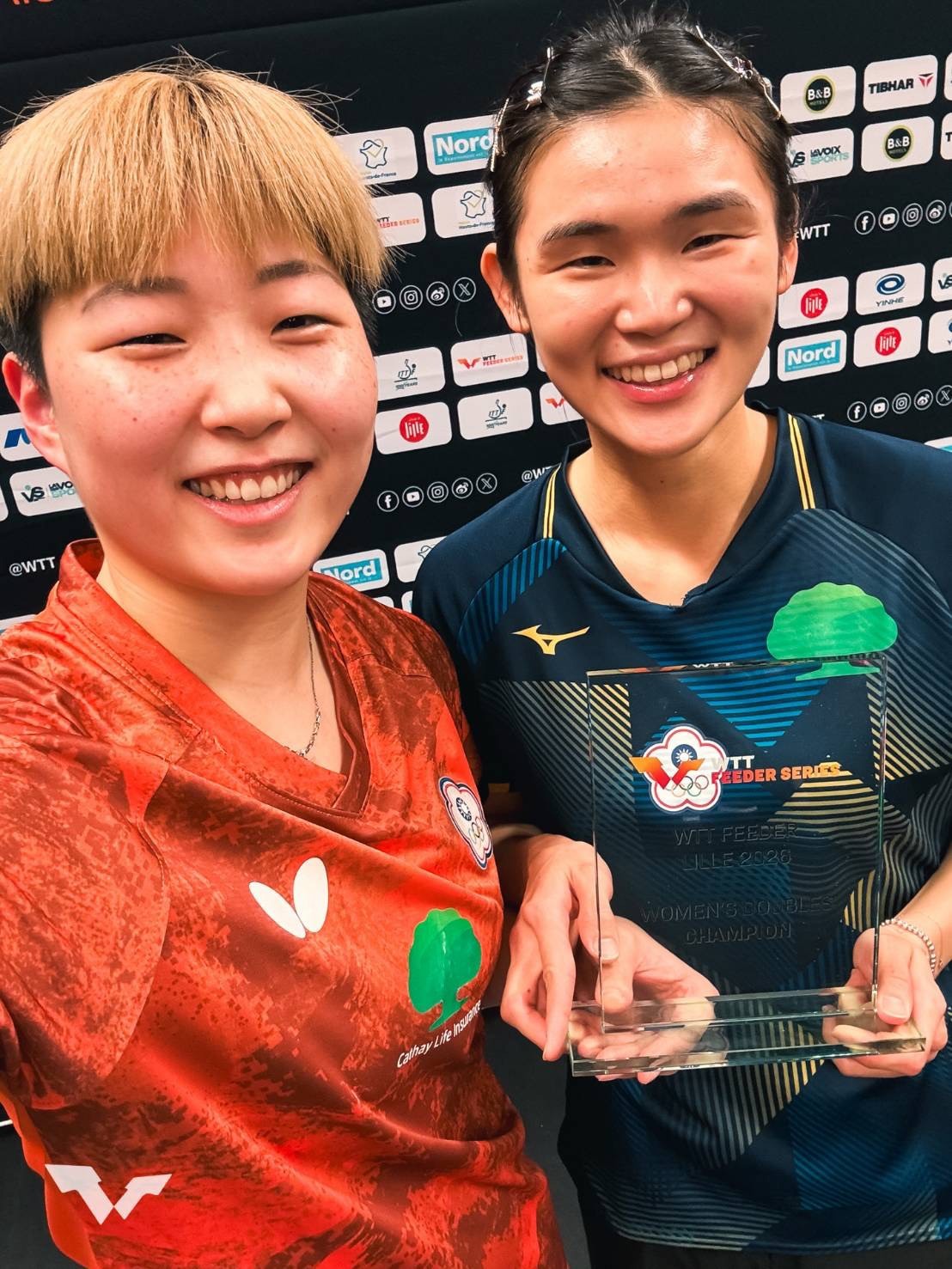 本校運動健康研究所二年級學生簡彤娟（左一）與搭檔勇奪女雙冠軍。