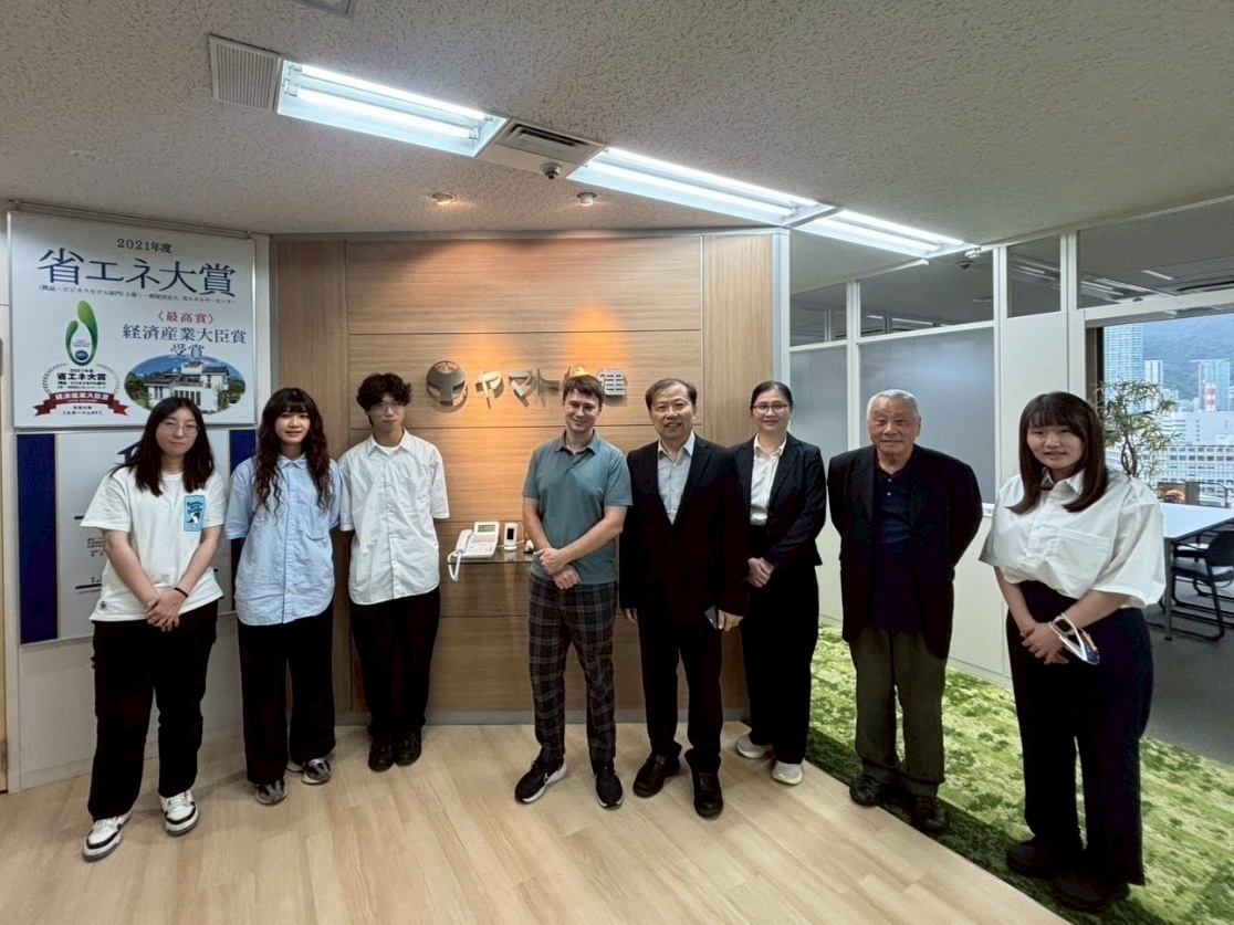 英語系郭育賢副教授親率三名學生赴日本大和住建株式會社實習一個月,國際處李漢文國際長、張琇惠組長與國際處同仁藉出席熊本教育展之便兼程前往探訪(由左至右為:機電所陳佳卉同學、美術所劉俞廷同學、機電系周言玴同學、郭老師、李國際長、張組長)。