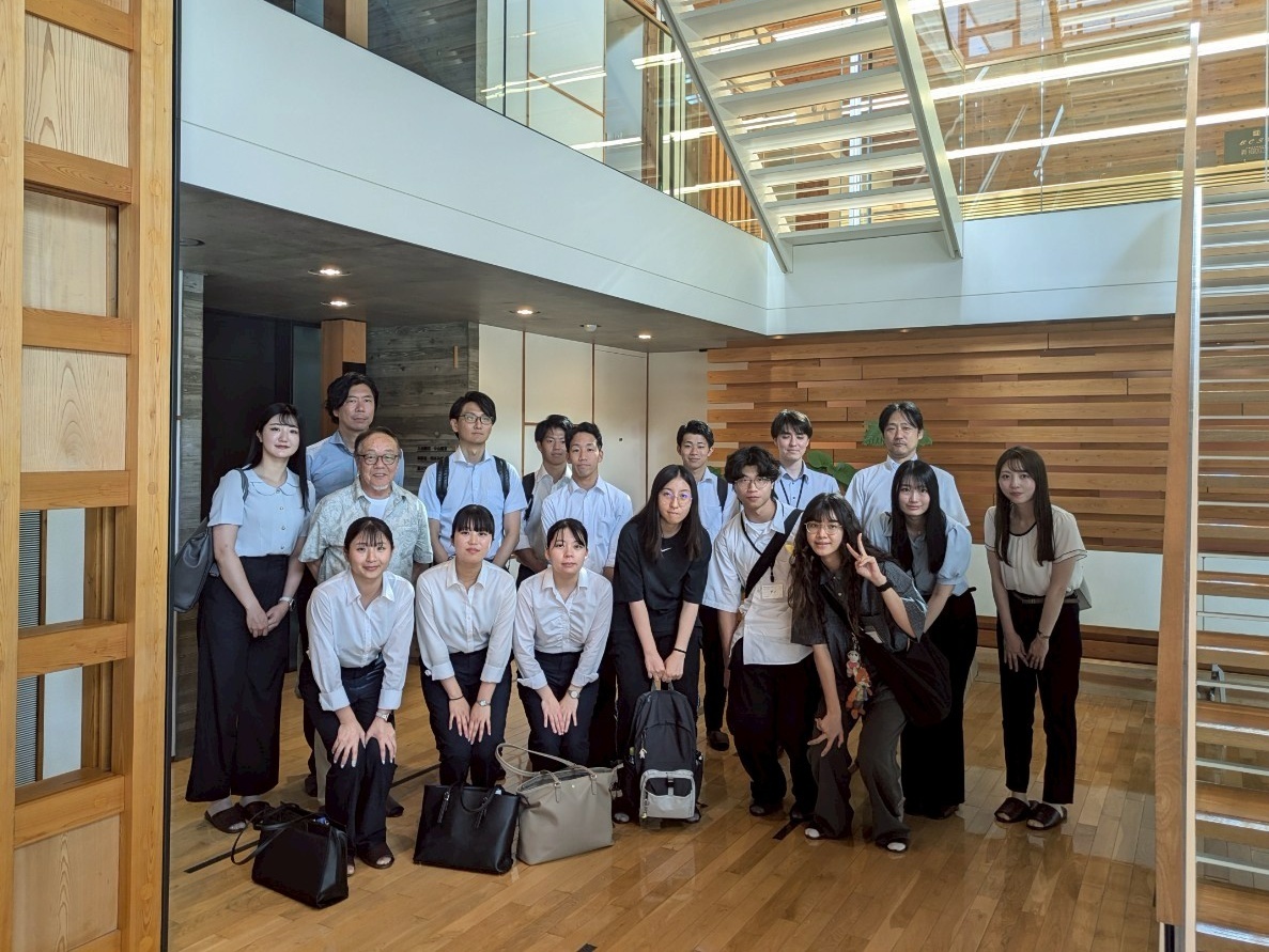 實習生拜會大阪木材仲買會館。