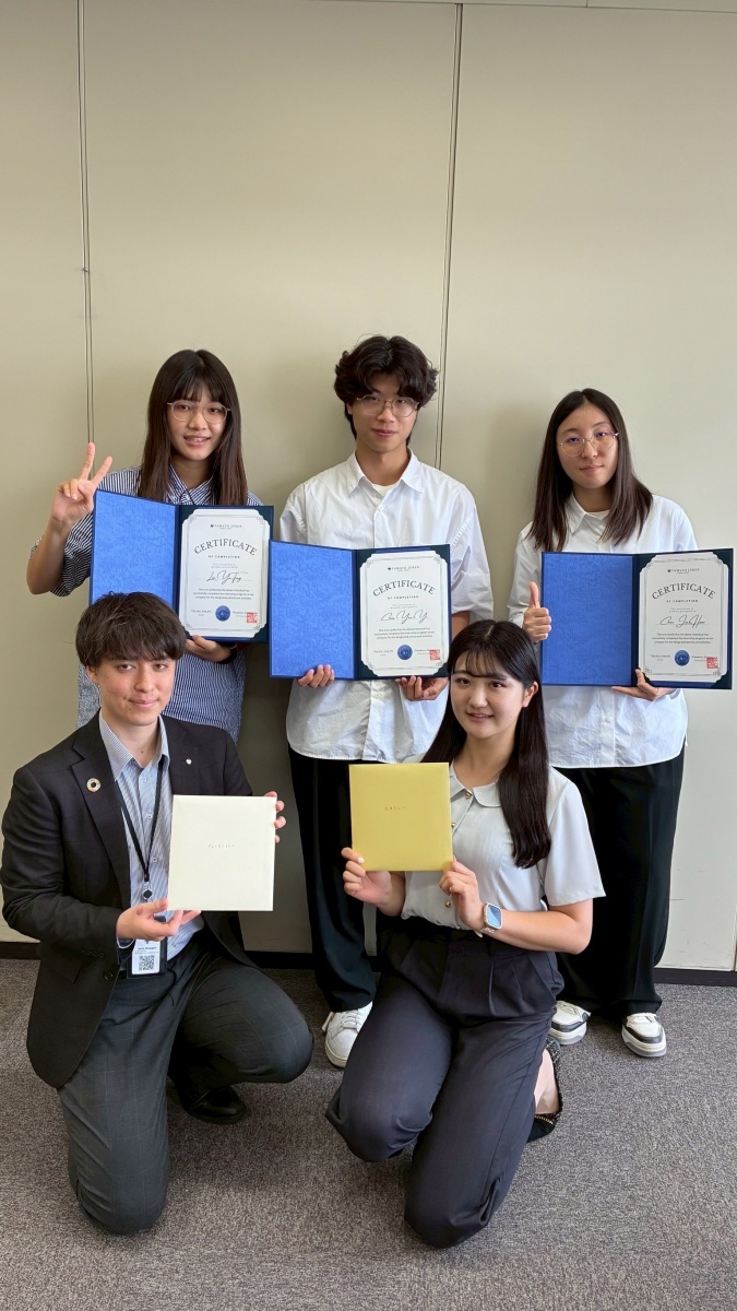 實習生於結業式獲頒結業證書。