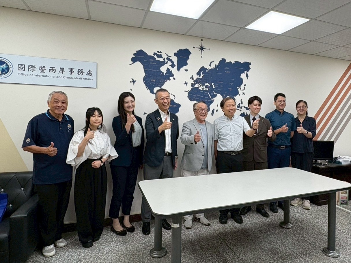 大和住建現任副社長三谷佳裕先生(左四)於2025年10月率團來訪,並拜會李國際長;將於2026年3月於該公司任職的國文系應屆畢業生陳萱(左二)亦受邀與來賓會面。