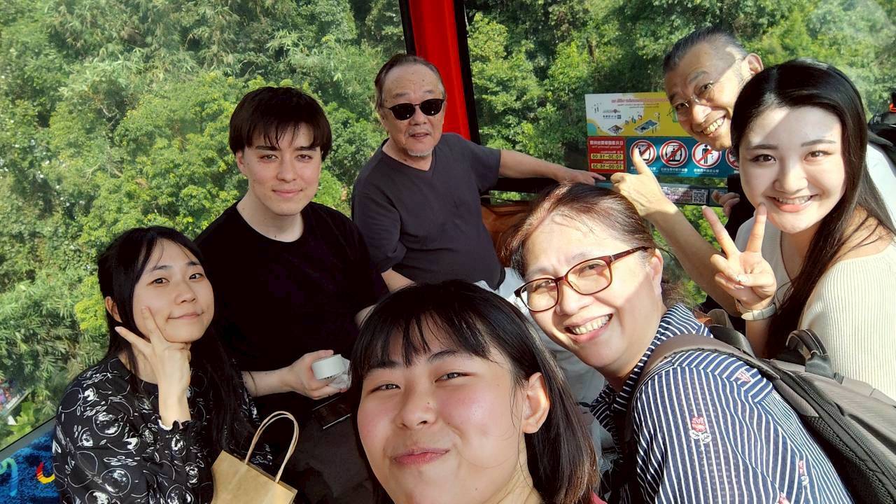 國際處張琇惠組長(右三)、陳萱同學(左一)與國際處同仁接待大和住建訪賓。