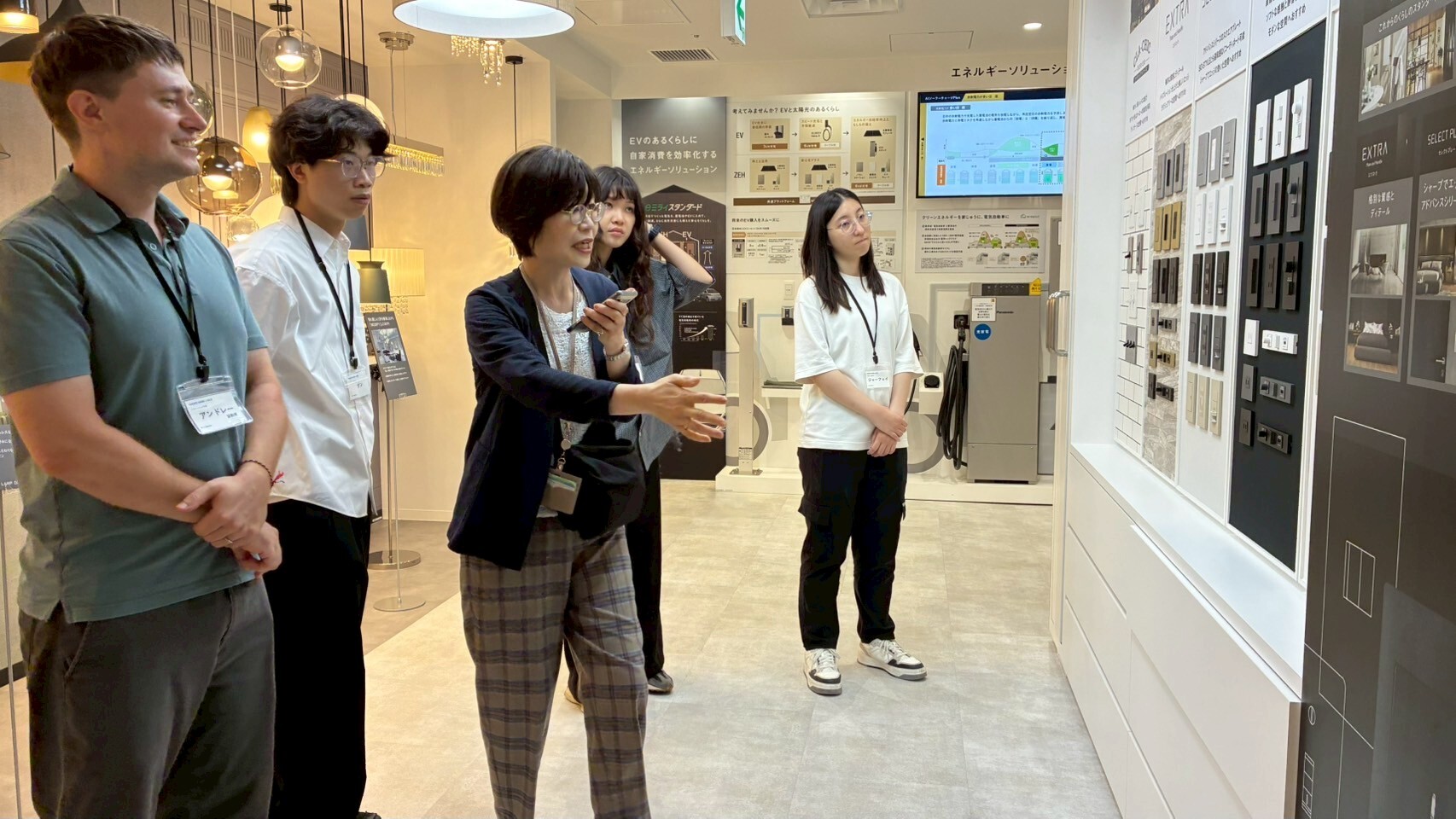 大和住建安排郭老師(左)與實習生參訪國際品牌家電展示中心。