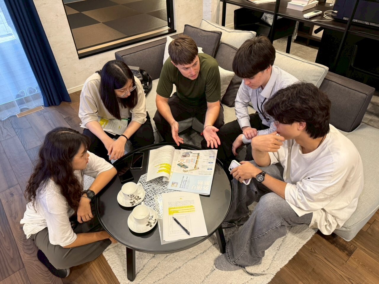 郭老師與實習生們參訪大和住建的一處樣品屋。