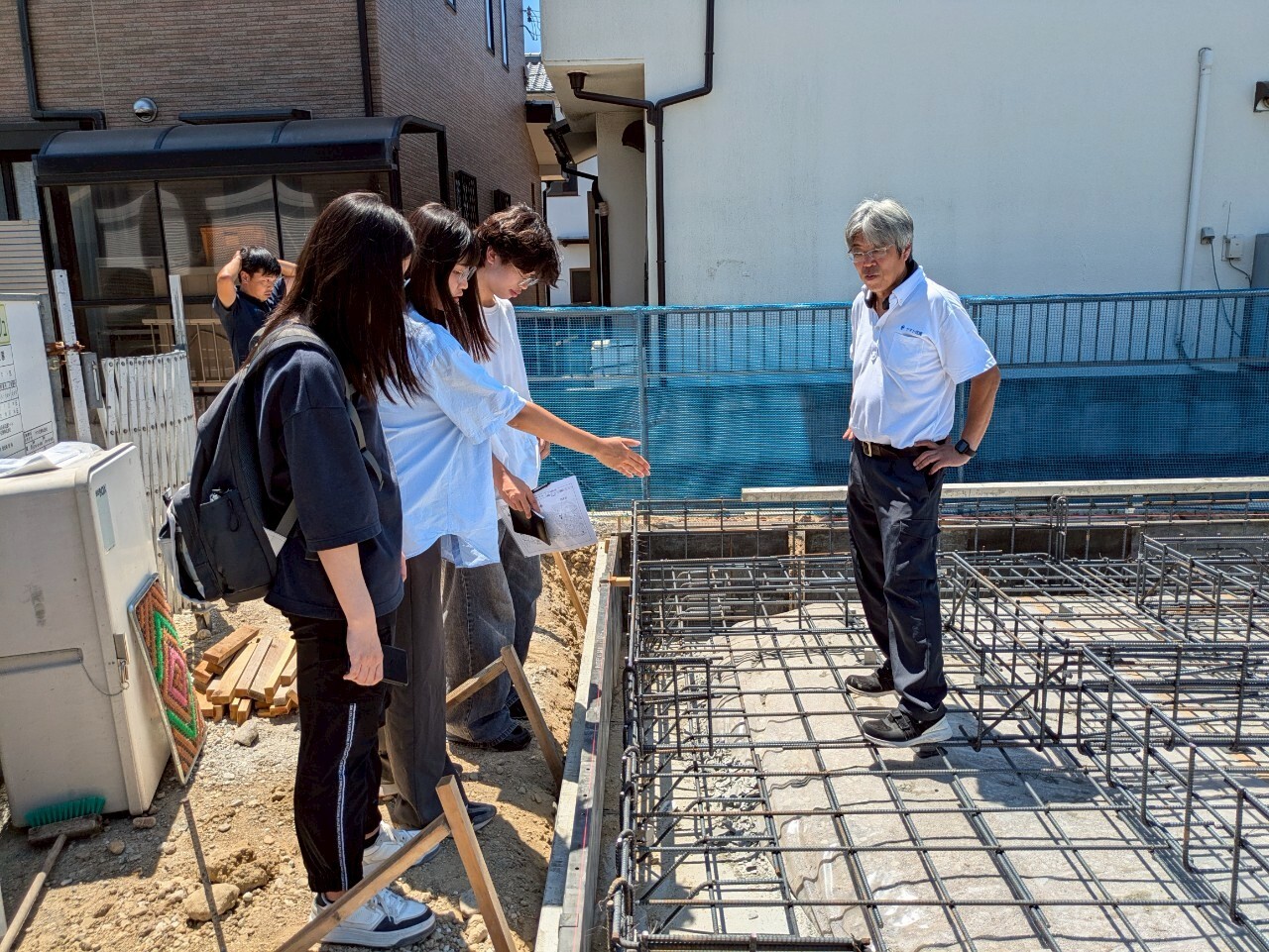 實習生參訪建築工地。