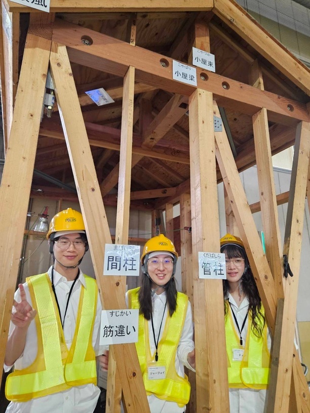 實習生攝於滋賀縣的木材加工廠。