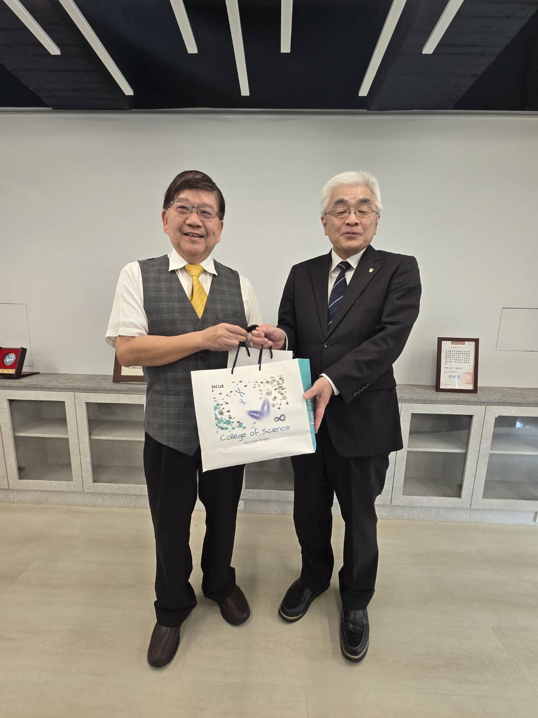 陳校長與飯田校長合影。President Chen and President Iida pose for a commemorative photo.
