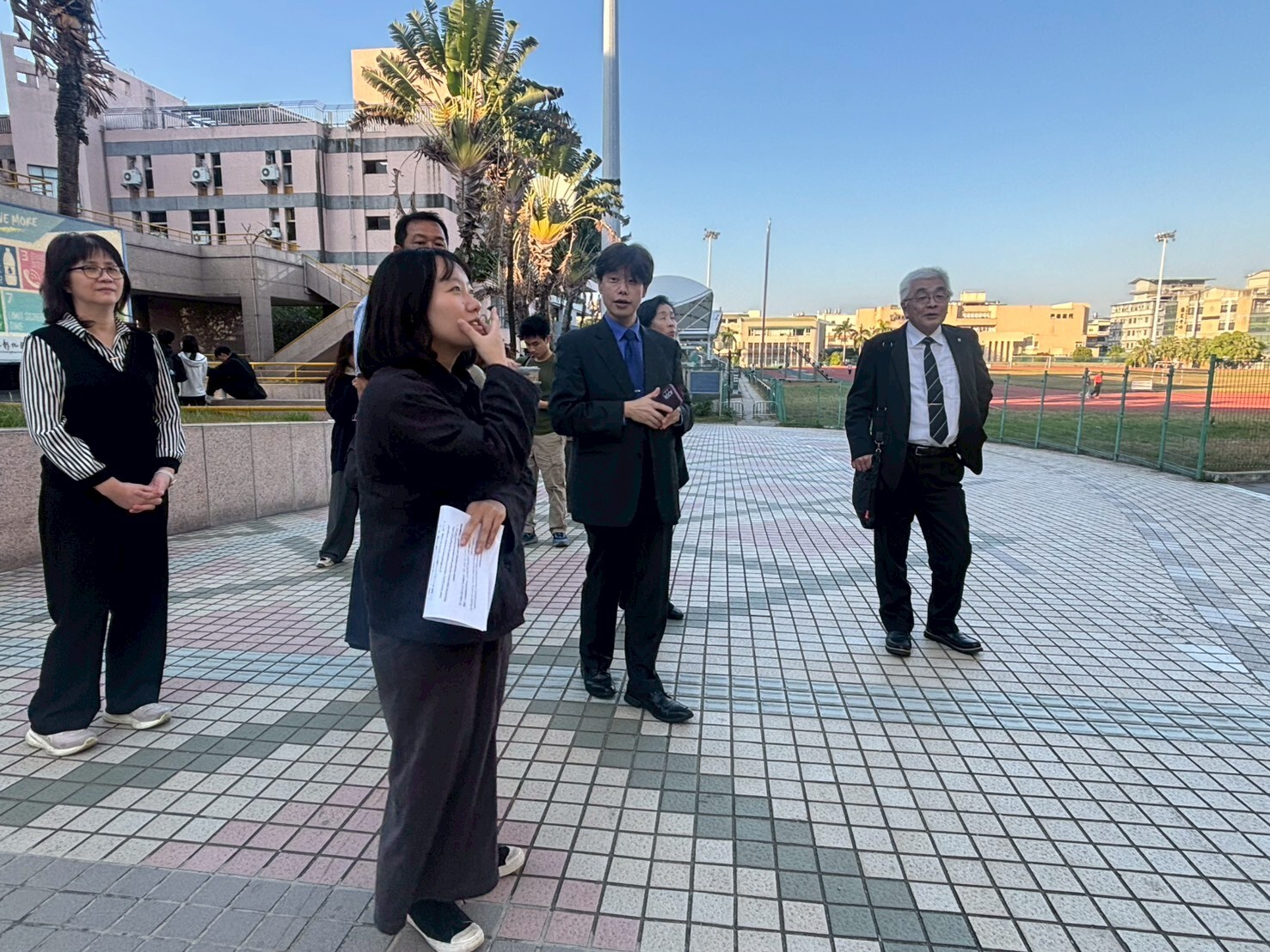 來賓參觀進德校區。The delegation tours the Jinde Campus.