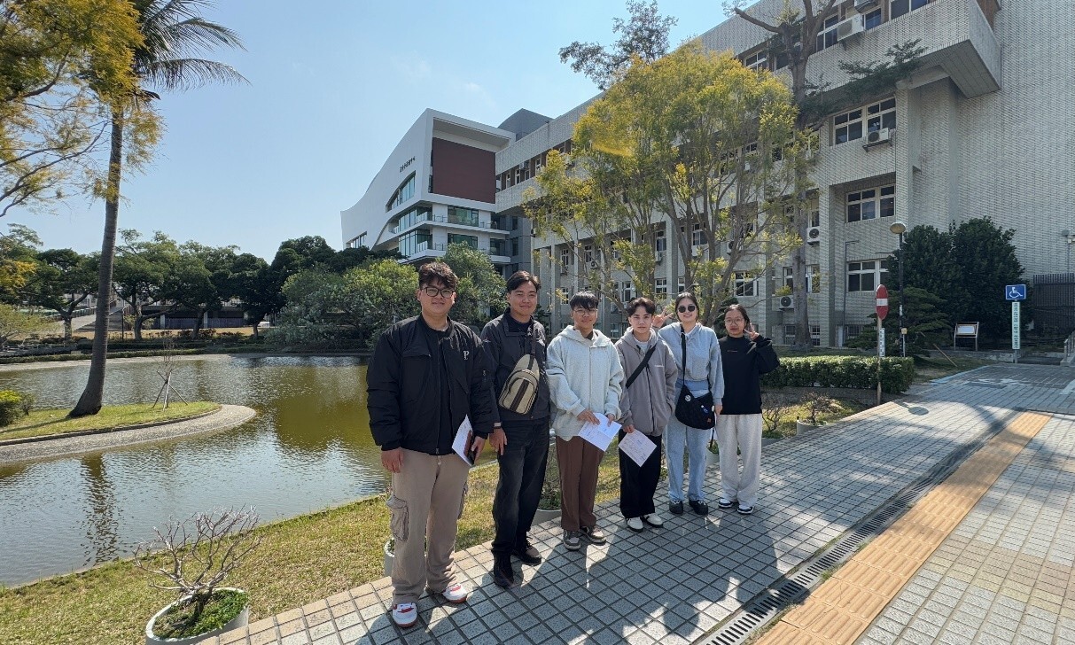 新生入學期間，國際專修部舉辦新生說明會及校園導覽等活動，帶領學生參觀教學樓、圖書館與生活設施，增進對校園的認識與適應。During orientation, the International Foundation Program hosts briefings and campus tours, guiding new students through academic buildings, the library, and campus facilities to support their transition.