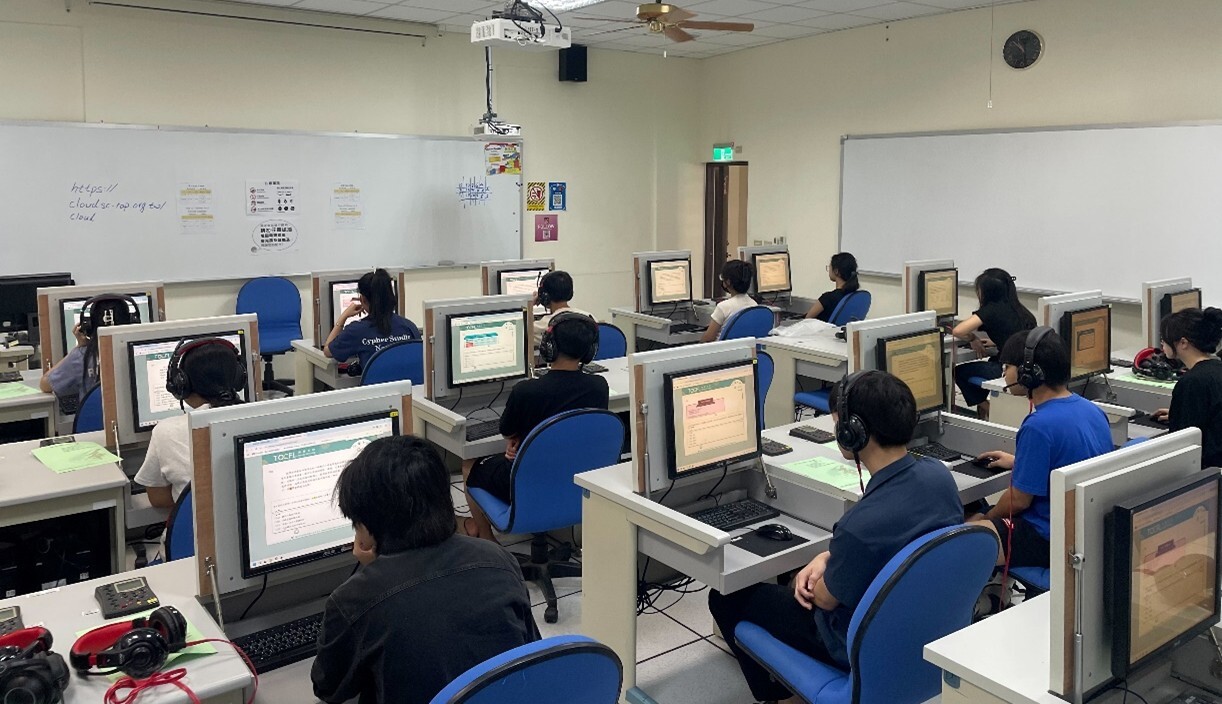 為提升應試實力，安排學生參加華語文能力測驗模擬考試，協助熟悉題型與考試節奏。Students take a mock TOCFL exam to become familiar with test formats and pacing.