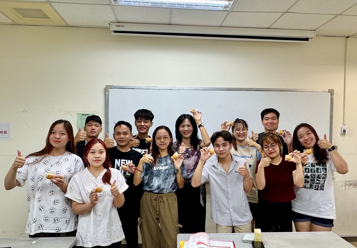 華語先修課程安排學生認識台灣的節慶文化與習俗，中秋節師生享用月餅互道祝福。In the preparatory Chinese language program, teachers and students celebrate the Mid-Autumn Festival by sharing mooncakes and exchanging festive greetings.