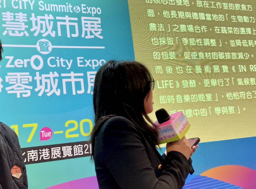 美三蔡昕恩同學上台發表《廚餘香水碳排減量實踐》的永續理念