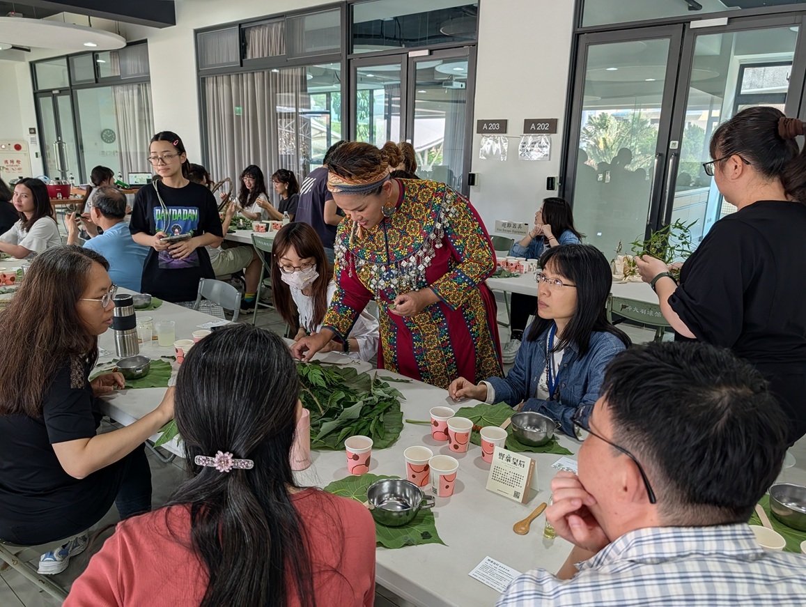 林陳美珊老師教導如何辨認野菜菜種