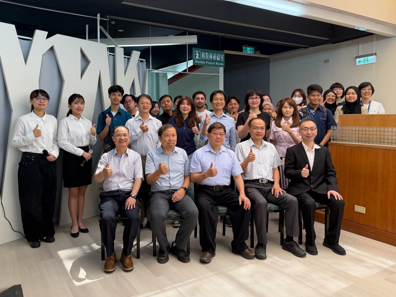 本校於進德校區圖書館設置第二處穆斯林祈禱室，陳明飛校長、伍朝欽圖資長、李漢文國際長、理學院黃啟炎院長、工學院賴永齡院長、圖資處讀者服務組陳婉佳組長、國際處語文中心楊曉菁主任、國際專修部柯宗憲主任與國際合作組張琇惠組長，以及多名穆斯林境外生出席啟用儀式並於祈禱室前合影。NCUE opens its second Muslim prayer room at the Jinde Campus Library, with university officials and Muslim international students attending the ceremony.