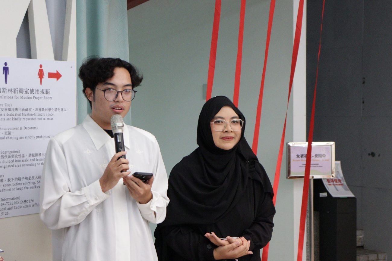 穆斯林學生代表馬立坤 與西瓦於會中致詞。Muslim student representatives Maulana Malik Wicaksono and Shiva Alami Nuraini deliver remarks at the ceremony.