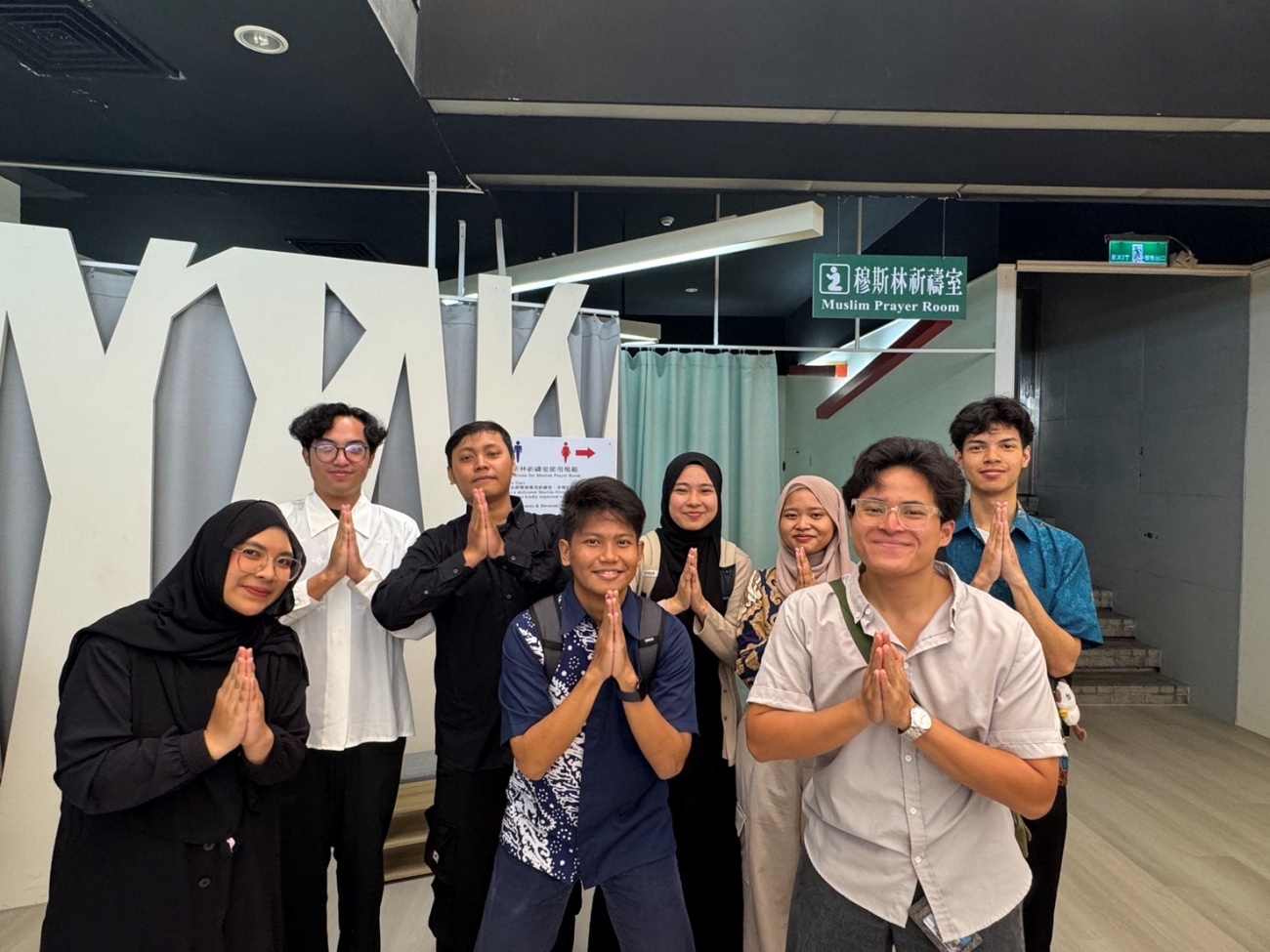 數名與會的穆斯林學生於祈禱室前合影。Some Muslim students pose for a group photo in front of the prayer room.