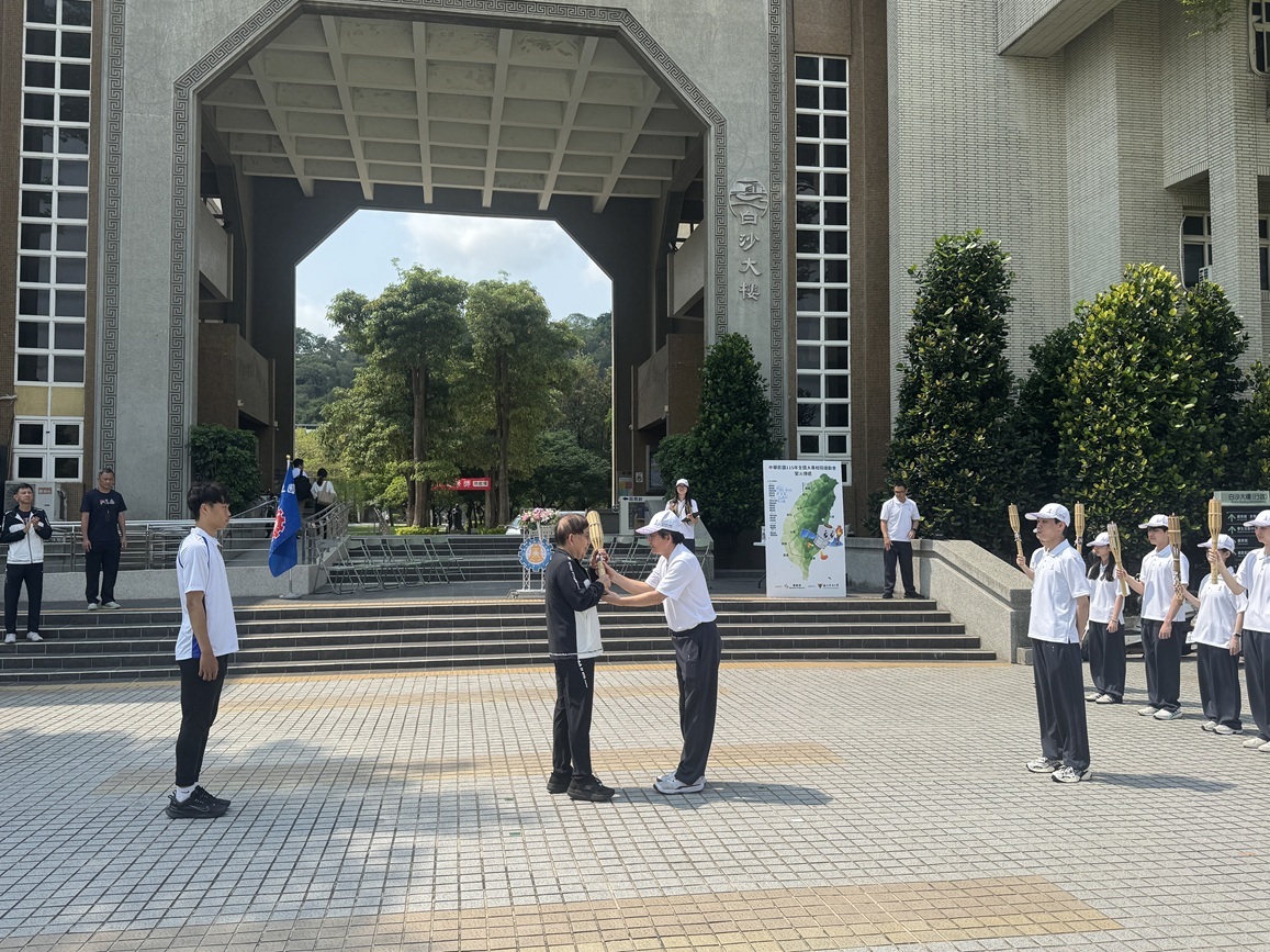陳明飛校長親自出席聖火傳遞活動，由中央大學副校長手中接下聖火，為今日活動揭開序幕。