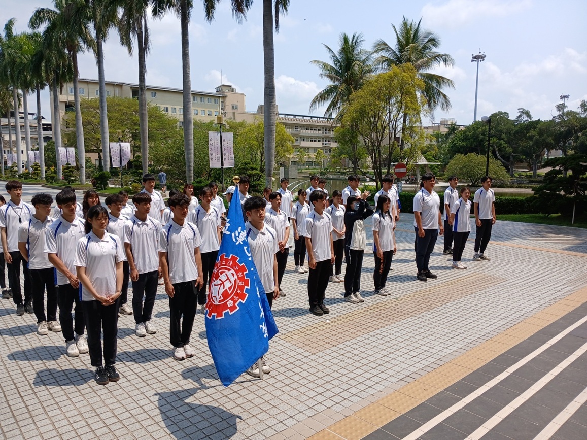 跆拳道代表隊何秉宸同學掌旗後與參賽同學並列，全體選手氣勢高昂。