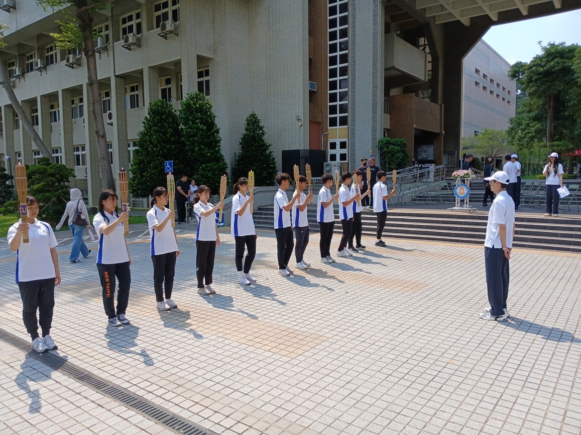 本校跆拳道代表隊承接神聖之火把，展開環校傳遞行程，讓聖火遍及校園各處，象徵運動精神在校園中持續傳遞與發光發熱。