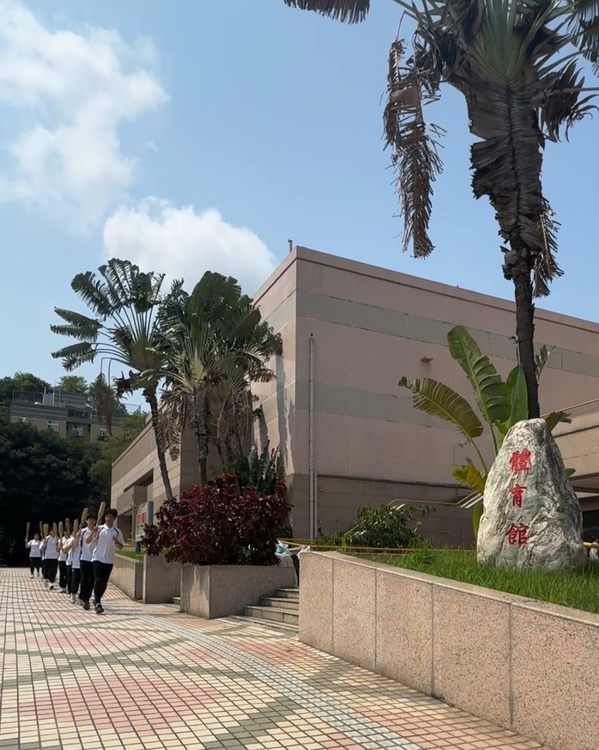 跆拳道代表隊引領聖火環繞至本校體育館。