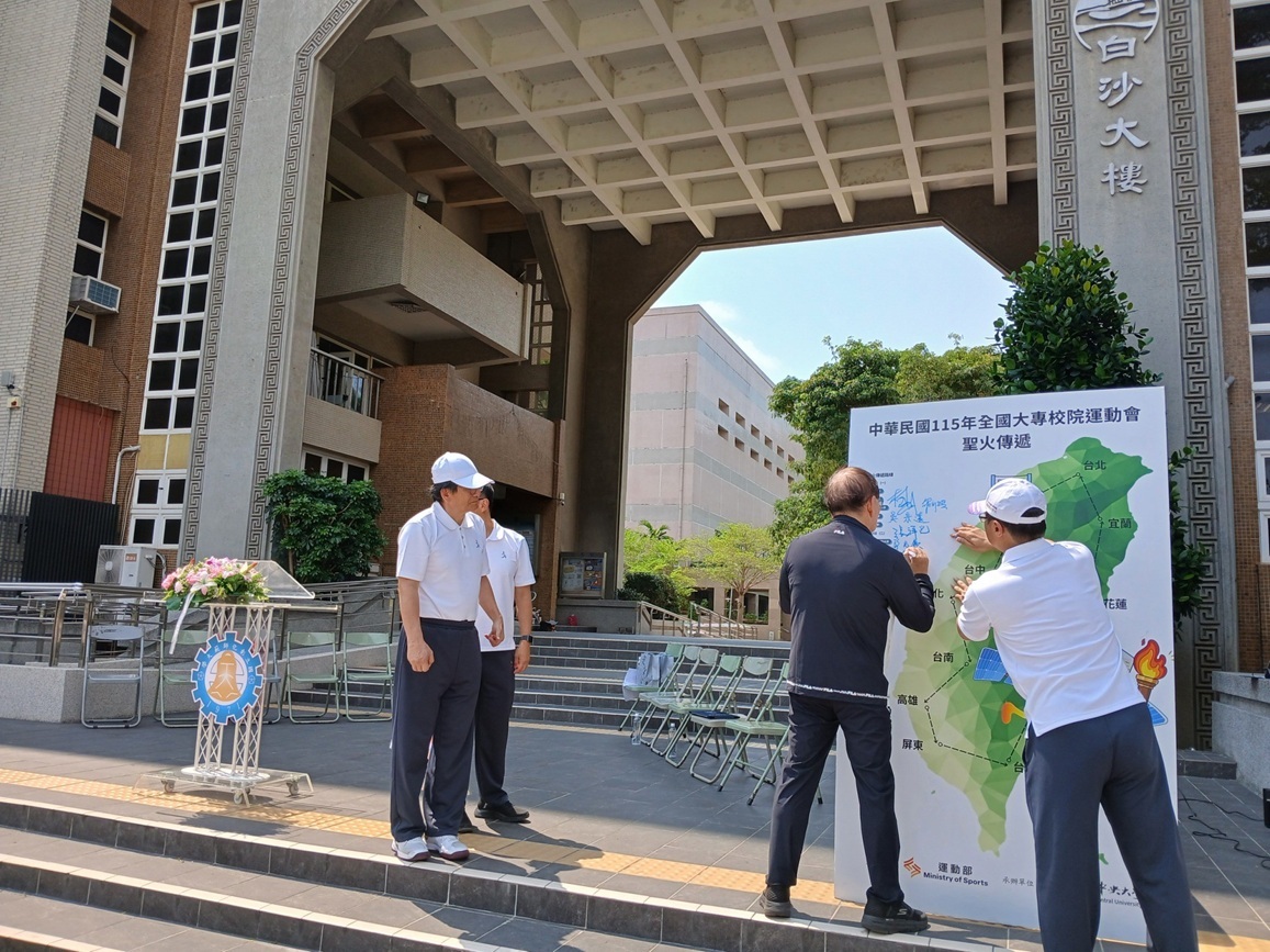 陳明飛校長於聖火傳遞海報上簽名。