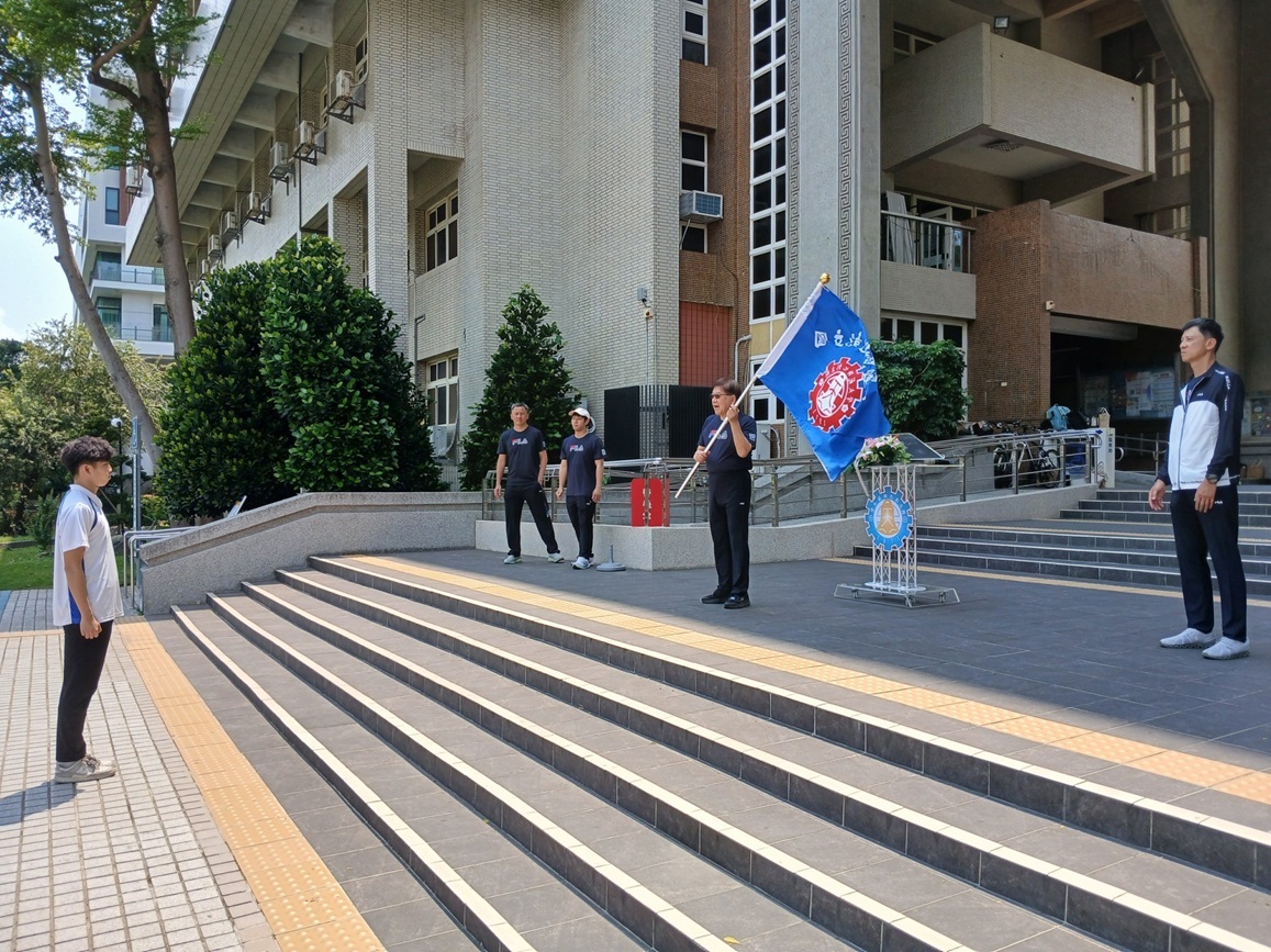 陳明飛校長揮動校旗，預祝選手旗開得勝。