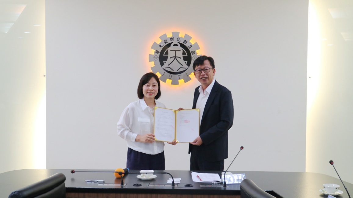 本校與104人力銀行雙方簽訂合作備忘錄(右：本校曾育民副校長，左：104人力銀行社會企業處陳秀雲總監)。