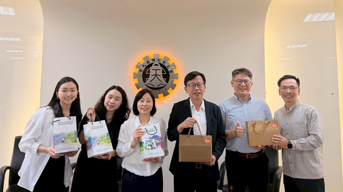 104人力銀行與本校互贈紀念品。