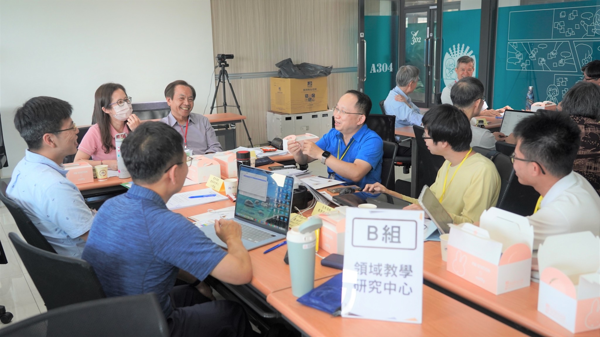 座談會依中心類型分為三組進行分組討論與培力座談，並提供計畫書撰寫諮詢服務，圖為B組「領域教學研究中心」討論情形。
