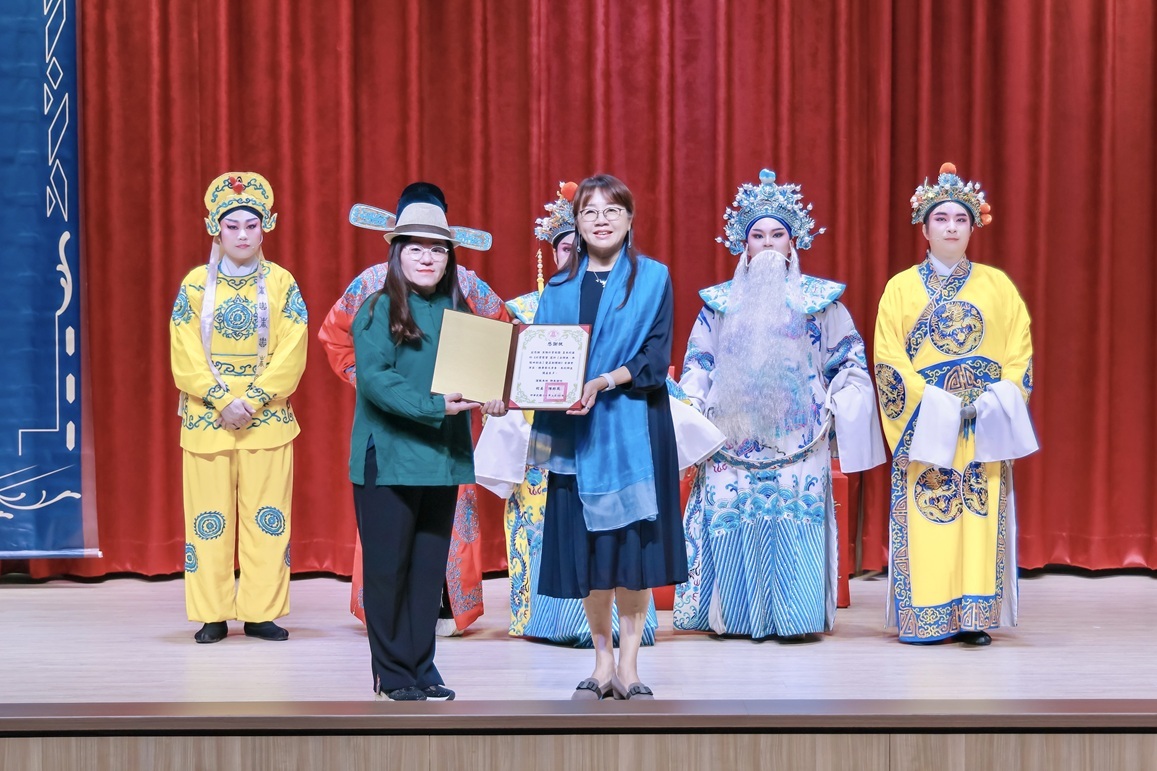 李靜芳主任頒發感謝狀給「漢陽北管劇團」陳玉環團長（前左）。
